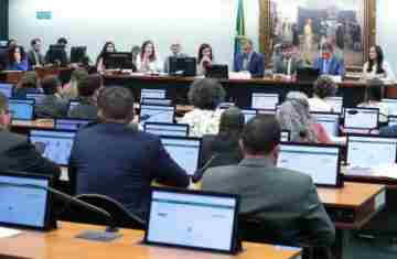 Deputados votam redução da maioridade penal em comissão 